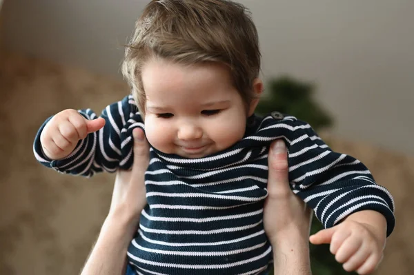 Sonen älskar att umgås med sin far. Far och son har kul. Far ensam hemma med ett barn som leker tillsammans. — Stockfoto