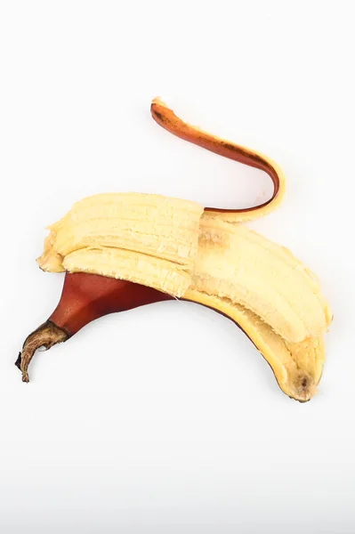 Piros banán fehér háttérrel. A vörös banán rövidebb, egyfajta banán. Barna banánfajta. — Stock Fotó