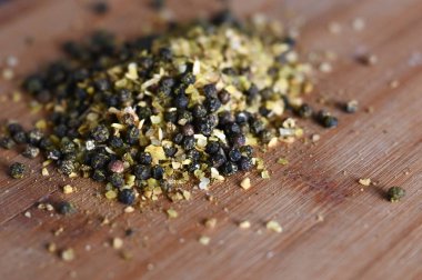 Tahta bir tahtanın üzerinde bir avuç dolusu baharat. Et pişirmek için baharat. Yiyecek takviyesi. Yukarıdan görüntüle.