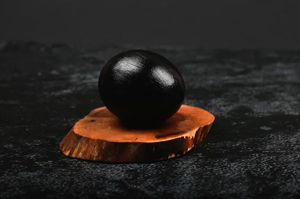 Huevos negros sobre un fondo oscuro. Acostado. Pascua Negra. tres huevos negros — Foto de Stock