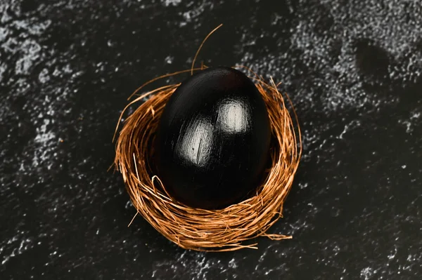 Halloween tojás. Fekete húsvéti fogalom. Fekete tojás. Húsvét a feketék számára. — Stock Fotó