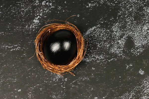 Fekete húsvéti fogalom. Fekete tojás. Húsvét a feketék számára. — Stock Fotó