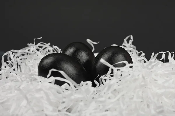 Pascua Negra. Acostado. Pascua Negra. tres huevos negros — Foto de Stock