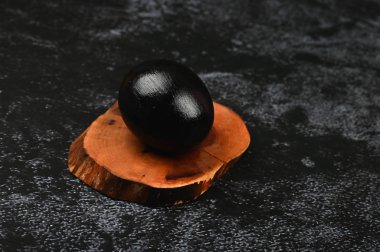 Tahtadaki siyah yumurtalar. Düz yat. Kara Paskalya. Üç siyah yumurta.