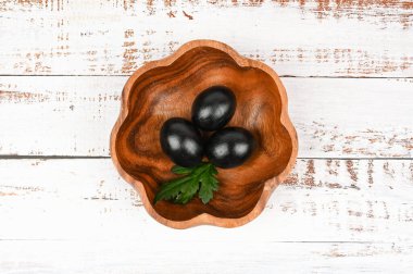 Düz bir zeminde siyah yumurtalar. Siyah Paskalya konsepti. Siyah yumurtalar. Siyahlar için Paskalya.