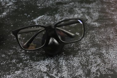 Siyah gözlük ve yumurta. Siyah Paskalya konsepti. Siyah yumurtalar. Siyahlar için Paskalya.