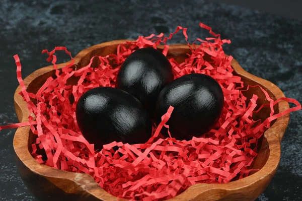 Pascua Negra. Acostado. Pascua Negra. tres huevos negros — Foto de Stock