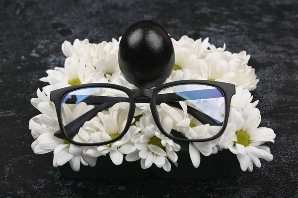 Gafas negras y huevos. Concepto de Pascua negra. Huevos negros. Semana Santa para los negros . —  Fotos de Stock