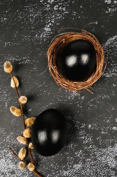 Tmavá vejce na ploché snášce. Černé Velikonoce. Černá vejce. Velikonoce pro černochy. — Stock fotografie
