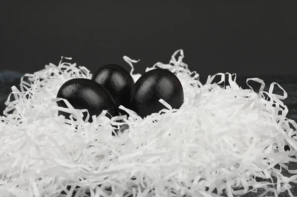 Huevos de Halloween Concepto de Pascua negra. Huevos negros. Semana Santa para los negros . — Foto de Stock
