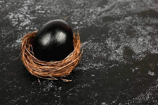 Fekete Húsvét. Lapos fekvés. Fekete Húsvét. három fekete tojás — Stock Fotó