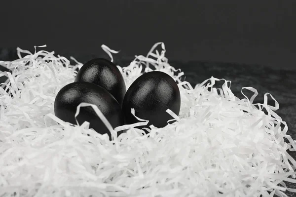 Temné Velikonoce. Černé Velikonoce. Černá vejce. Velikonoce pro černochy. — Stock fotografie