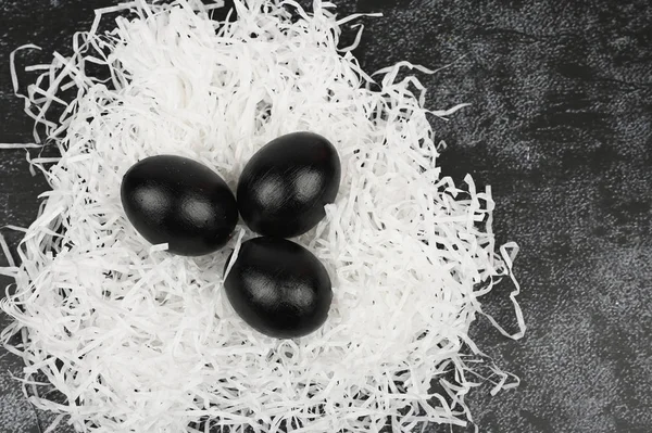 Páscoa Negra. Deitado. Páscoa Negra. três ovos pretos — Fotografia de Stock