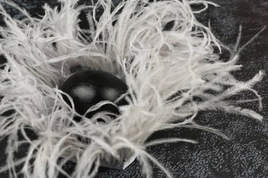 Kara Paskalya. Düz yat. Kara Paskalya. Üç siyah yumurta.