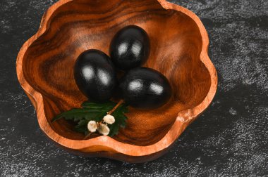 Karanlık Paskalya. Siyah Paskalya konsepti. Siyah yumurtalar. Siyahlar için Paskalya.