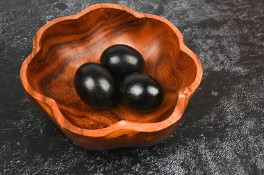 Cadılar Bayramı yumurtaları. Siyah Paskalya konsepti. Siyah yumurtalar. Siyahlar için Paskalya.