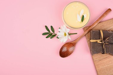 Spa kozmetik. Yaşlanma karşıtı krem. Cilt bakımı için krem. Eller için. Yüz için. Bakım için kozmetik ürünleri. düz yat