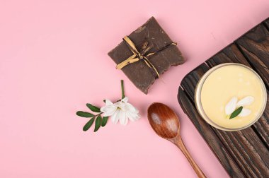 düzgün cilt bakımı. Yaşlanma karşıtı krem. Cilt bakımı için krem. Eller için. Yüz için. Bakım için kozmetik ürünleri. düz yat.