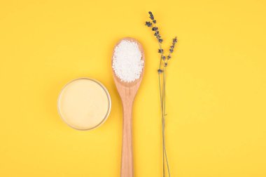 Spa için deniz tuzu. Yukarıdan bak. Yazı için yer.