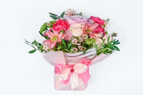 Bukett Blommor Rosa Förpackning Vit Bakgrund Grattis Till Kvinnorna Blommor — Stockfoto