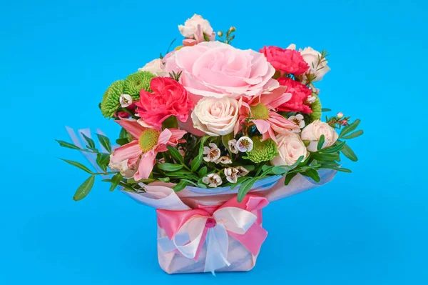 Bukett Med Blommor Blå Bakgrund Grattis Till Kvinnorna Blommor Älskade — Stockfoto