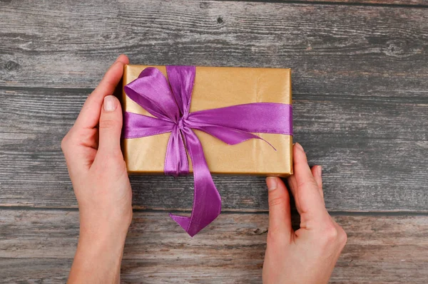 Chica Sostiene Una Caja Regalo Con Una Vista Superior Las — Foto de Stock