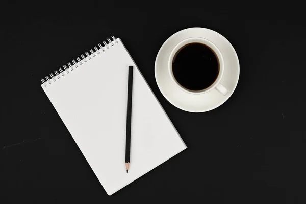 Kaffeetasse Mit Notizbuch Und Schwarzem Bleistift Auf Schwarzem Hintergrund Geschäftsplaner — Stockfoto