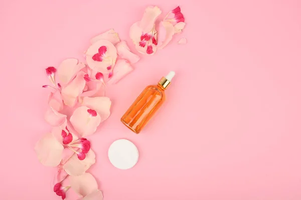Cosmetische Fles Met Natuurlijk Serum Roze Bureau Branding Mock Kopieer — Stockfoto