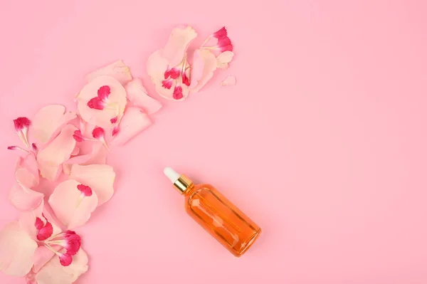 Soro Com Pétalas Rosas Conceito Cuidados Com Pele Branding Mock — Fotografia de Stock