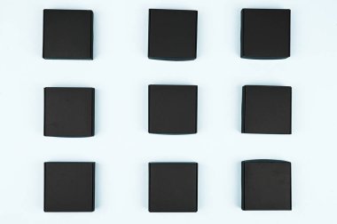 Beyaz arka planda kara kutular. Düz bir zeminde mavi arkaplanda siyah kutular