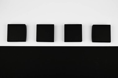 Beyaz arka planda kara kutular. Düz bir zeminde mavi arkaplanda siyah kutular