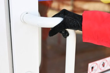 Kalem dükkanına git. Corona virüsü ya da bakterisi halka açık bir nesneye dokunmaya karşı korunma ile enfekte olur. Halka açık bir yerde müşteri nefsi müdafaa.