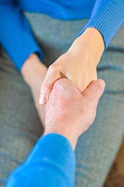 El sıkışma konsepti yok. El sıkışarak Coronavirus bulaşma konsepti. Coronavirus, grip, soğuk algınlığı, SARS-CoV-2 salgını