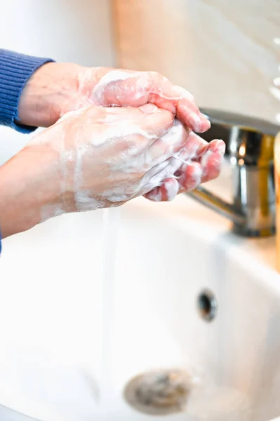 コロナウイルスのパンデミック予防は 石鹸暖かい水で手を洗うと 頻繁に爪や指をこすります 衛生概念 — ストック写真