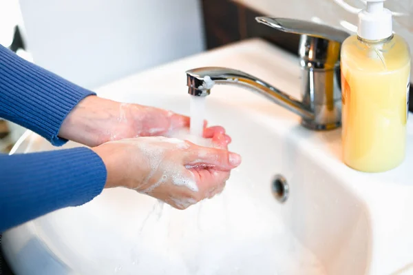 コロナウイルス予防石鹸とお湯で手を洗う コロナウイルス 風邪やインフルエンザのための手の衛生 — ストック写真