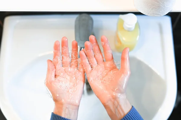 Tvätta Händerna Gnida Med Tvål Man För Att Förebygga Koronavirus — Stockfoto