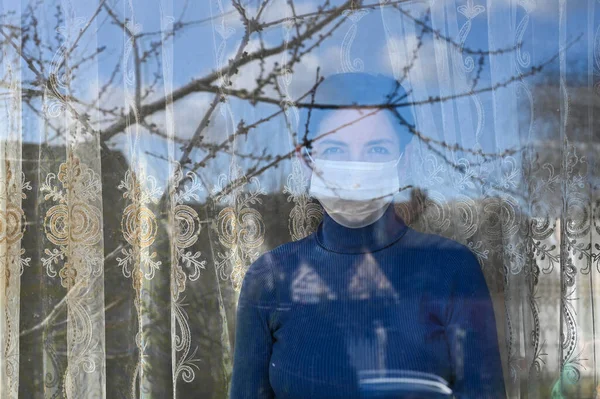 Chica Con Máscara Mirando Por Ventana Concepto Depresión Autoaislamiento Durante —  Fotos de Stock