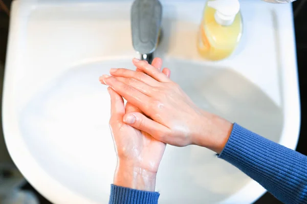 Ellerini Sabunla Yıka Corona Virüsü Bakterisi Halka Açık Bir Nesneye — Stok fotoğraf