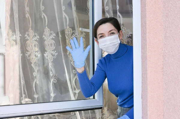 Ragazza Che Sventola Una Maschera Isolamento Dalla Società Una Bella — Foto Stock