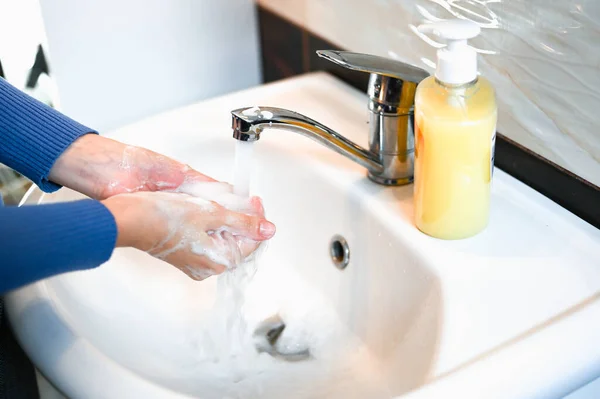 Tvätta Händerna Med Tvål Efter Utsidan Corona Virus Eller Bakterier — Stockfoto