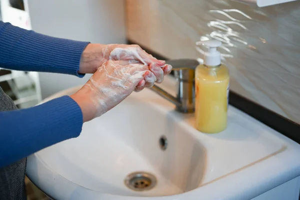 Prevenção Pandemia Coronavírus Lava Mãos Com Água Morna Sabão Esfregando — Fotografia de Stock