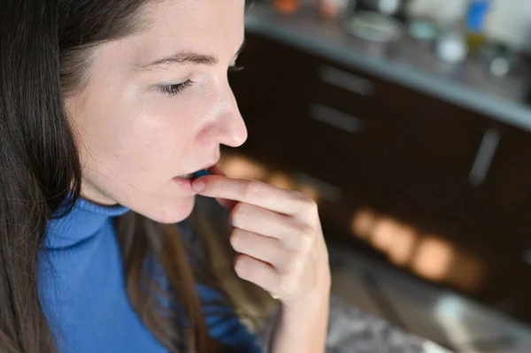 Ragazza Prende Una Pillola Primo Piano Primi Segni Coronavirus Concetto — Foto Stock