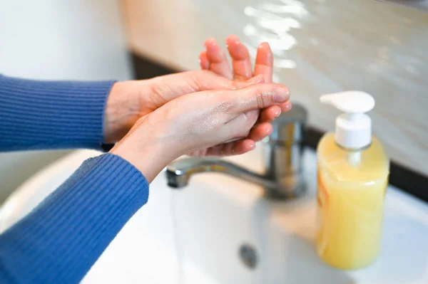 Fille Lave Les Mains Après Rue Gros Plan Les Premiers — Photo