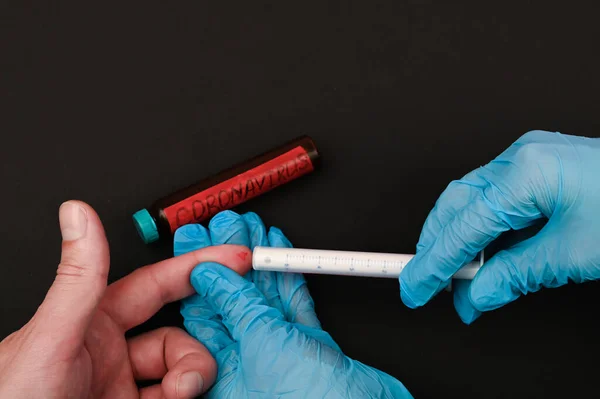 Médico Recolhe Amostras Sangue Ponta Dedo Paciente Fechado Tubo Sangue — Fotografia de Stock