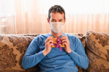 Doğum günü ve virüs. Tıbbi maske takan adam. Corona Virüsü Konsepti