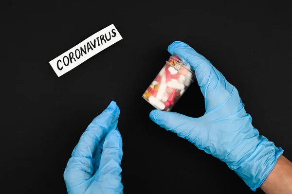 Wyrażenie Tekstowe Koronawirus Czarnym Tle Lekami Rękami Rękawiczkach Medycznych Nowa — Zdjęcie stockowe
