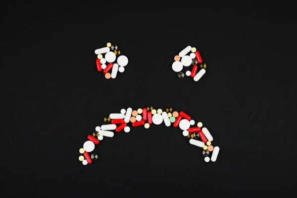 Pillen Und Trauriges Lächeln Auf Flachem Mauerwerk Blick Von Oben — Stockfoto