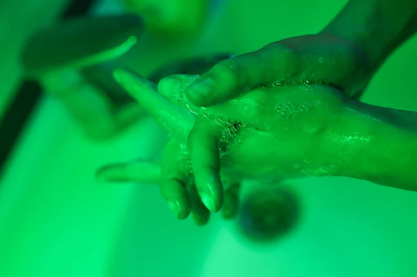 Lava Mãos Sobre Fundo Verde Close Num Fundo Preto Conceito — Fotografia de Stock