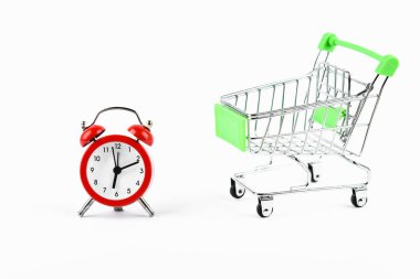 Alışveriş zamanı konsepti. İnternetten alışveriş konsepti. Beyaz arka planda kırmızı ve kırmızı alarm saati. Zaman kaybı, zaman kaybı, zaman satın alma, alışveriş kavramı, iş kavramı