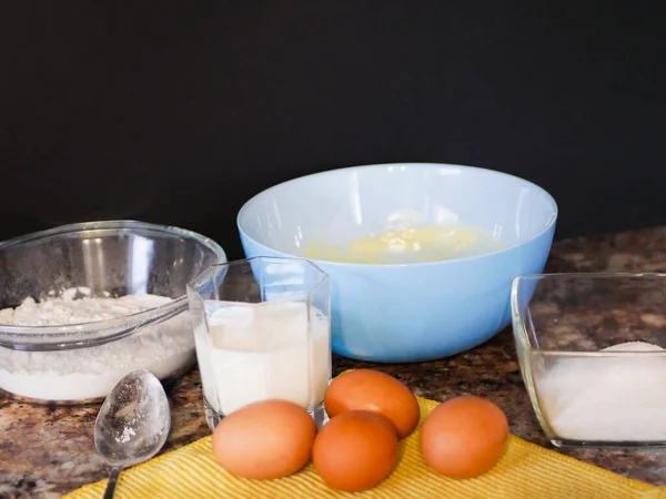 Αλεύρι Αυγά Γάλα Υλικά Ψησίματος Κουτάλι Μαρμάρινο Τραπέζι Προετοιμασία Για — Φωτογραφία Αρχείου